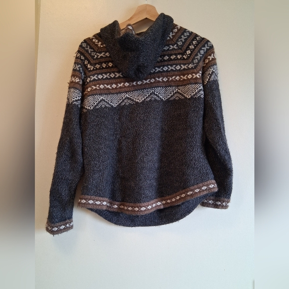 Cozy Patterned Hooded Women's Sweater - Charcoal Gray & Brown - Picture 2 of 6
